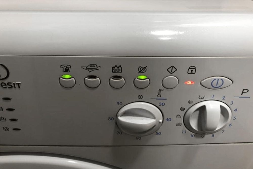Почему в стиральной машинке Indesit мигает замок, и она не запускается