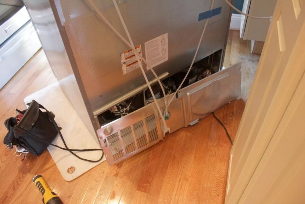 Почему в холодильнике Samsung течет вода внутри